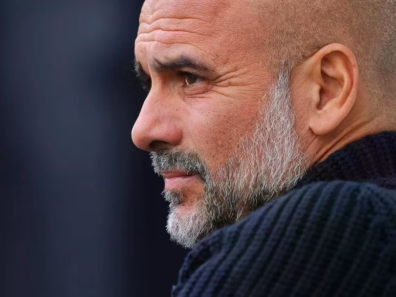Trước mắt Man City là bộn bề khó khăn.
