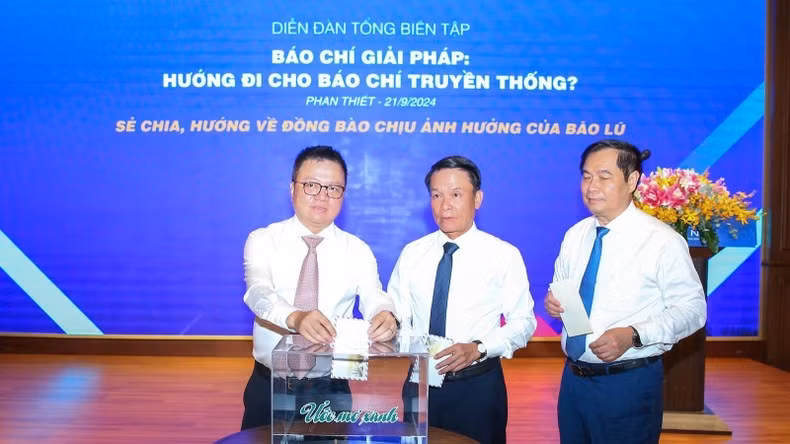 Đồng chí Lê Quốc Minh, Tổng Biên tập Báo Nhân Dân cùng các tổng biên tập ủng hộ đồng bào chịu ảnh hưởng của bão lũ.