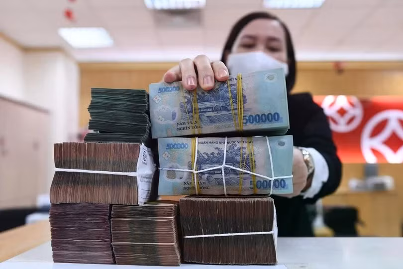 Trong 9 tháng năm nay, nhân viên nhiều ngân hàng đã được tăng thu nhập bình quân so với cùng kỳ năm ngoái. Ảnh: Nam Khánh.