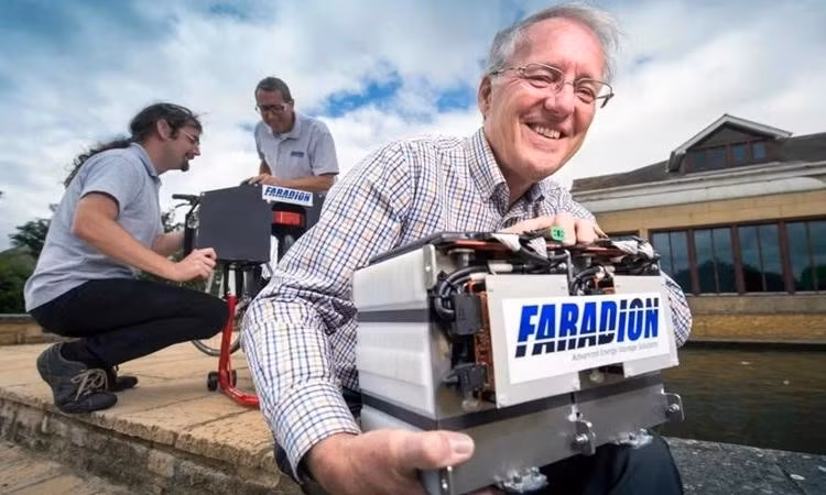 Chris Wright, chủ tịch Faradion, ôm bộ pin natri-ion dành cho xe điện do công ty ông phát triển. Ảnh: Faradion