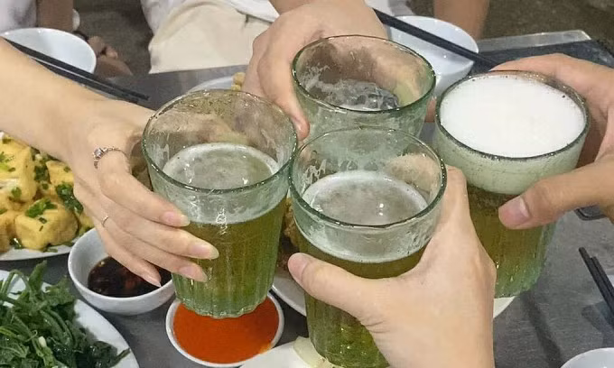 Gần Tết, mọi người thường tham gia nhiều bữa tiệc nhậu, nguy hiểm sức khỏe. Ảnh: Hoàng Minh