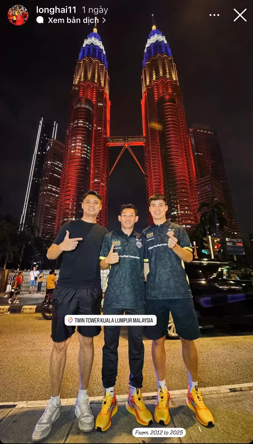 Hai Long và Duy Mạnh check-in tại tháp đôi Malaysia.