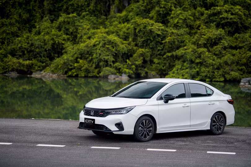 Honda City là sedan cỡ B duy nhất lọt top 10 xe bán chạy tháng 4. Mẫu sedan của Honda ghi nhận doanh số 957 xe, giúp doanh số lũy kế sau 4 tháng đạt 2.958 xe. Ba phiên bản lắp ráp của Honda City hiện có giá từ 499 triệu đến 569 triệu đồng. Ảnh: HVN