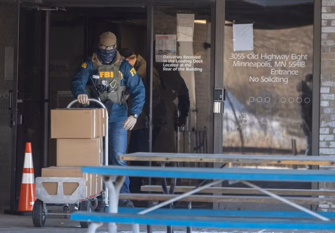 Các đặc vụ FBI thu thập chứng cứ trong một vụ án ở bang Minnesota vào tháng 1/2022. Ảnh: Reuters