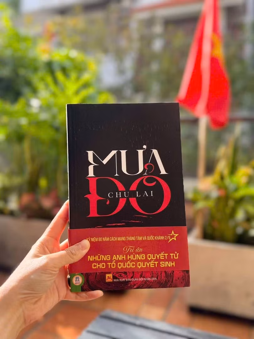 Cuốn sách Mưa đỏ trở thành hiện tượng trong làng sách năm nay. Ảnh: Bình Bán Books.