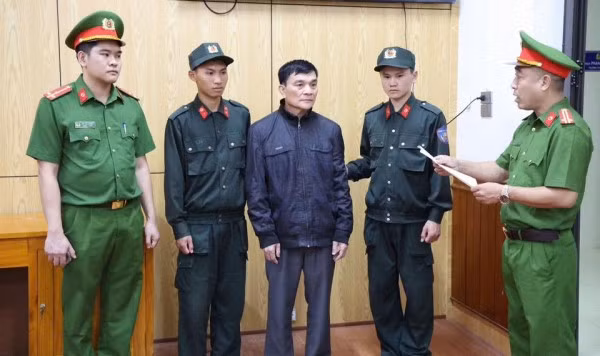 Cơ quan CSĐT Công an tỉnh Phú Thọ đọc quyết định giữ người trong trường hợp khẩn cấp, bắt người bị giữ trong trường hợp khẩn cấp đối với đối tượng Lý Công Sinh.
