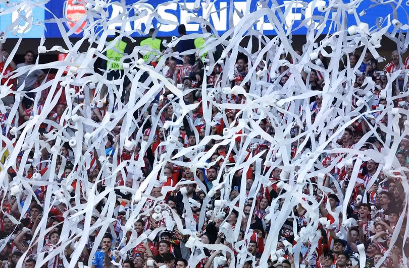 Màn cổ vũ được tổ chức cẩn thận bởi nhóm cổ động viên chính của Atletico Madrid, được gọi là Frente Atletico. Họ sử dụng mạng xã hội để kêu gọi người hâm mộ đến sân vận động sớm để cùng nhau cổ vũ cho thầy trò Diego Simeone.