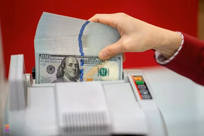 Giá USD tại kênh ngân hàng giảm nhẹ trong phiên giao dịch đầu tuần. Ảnh: Chí Hùng.