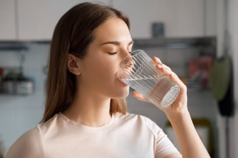 Uống nước buổi sáng giúp mang lại nhiều giá trị sức khỏe (Ảnh: Getty).