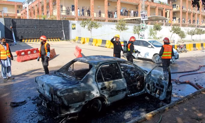 Lính cứu hỏa Pakistan tại hiện trường vụ đánh bom ở thủ đô Islamabad ngày 11/11. Ảnh: AFP