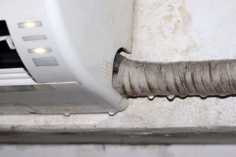Người dùng cần kiểm tra kỹ nếu máy lạnh thải quá nhiều nước. Ảnh: Air Conditioner Repair Service.