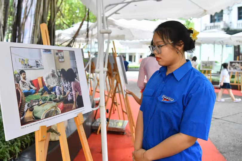 Bạn Hoàng Kim Anh tự đi xe máy từ thôn Lại Đà, xã Đông Hội, huyện Đông Anh vào trung tâm Hà Nội để xem triển lãm.