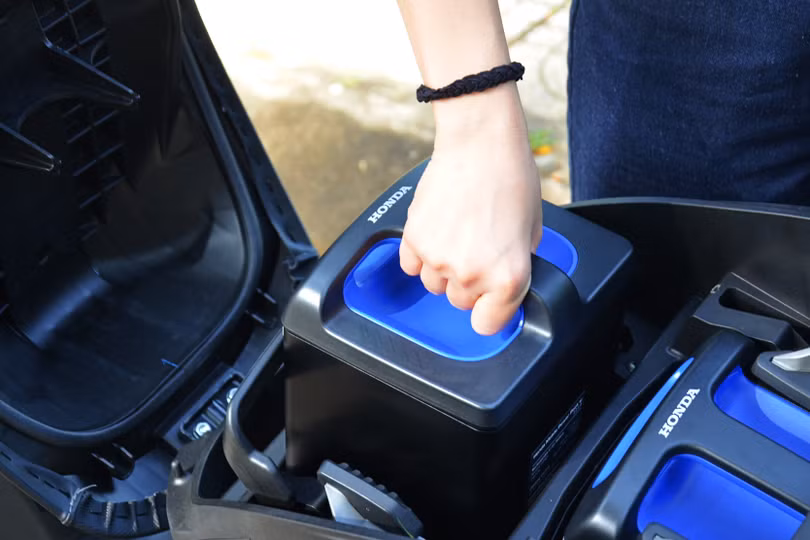 Bên dưới yên là khu vực đặt 2 gói pin Honda Mobile Power Pack e: có thể tháo rời để sạc tại nhà, cung cấp quãng đường di chuyển tối đa 73 km theo công bố từ hãng. Mỗi gói pin nặng khoảng 10 kg, không quá nặng nhưng đủ khiến tôi cảm thấy vất vả khi nhấc lên.