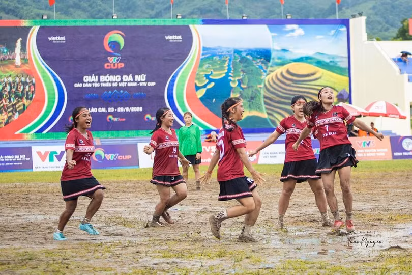 Đội bóng đá nữ xã Đăk Đoa mừng vé vào chung kết giải bóng đá nữ các dân tộc thiểu số Việt Nam - VTV Cup 2026 tại Lào Cai. Ảnh: Tuấn Nguyễn