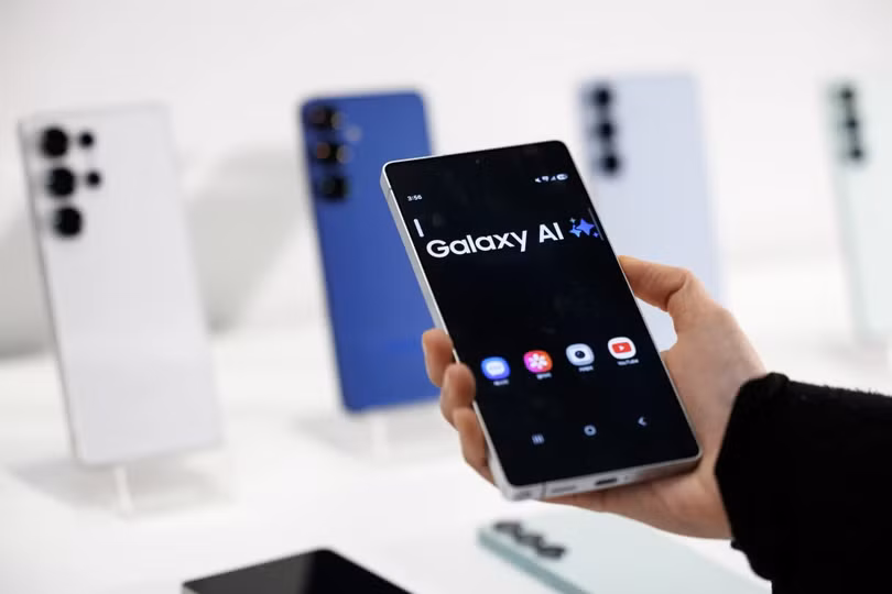 Phần mềm Samsung chậm chạp. Theo Android Authority, giao diện TouchWiz trên điện thoại Samsung từng bị đánh giá thấp, đặc biệt vào đầu thập niên 2010 khi tích hợp quá nhiều tính năng không cần thiết. Sau khi chuyển sang One UI, đây là một trong những nền tảng Android tùy biến được đánh giá cao. Bên cạnh loại bỏ phần mềm “rác” (bloatware), công ty Hàn Quốc còn mang đến bộ công cụ tùy biến Good Lock, cho phép tinh chỉnh nhiều thành phần giao diện mà không ảnh hưởng hiệu năng chung. Ảnh: Bloomberg.