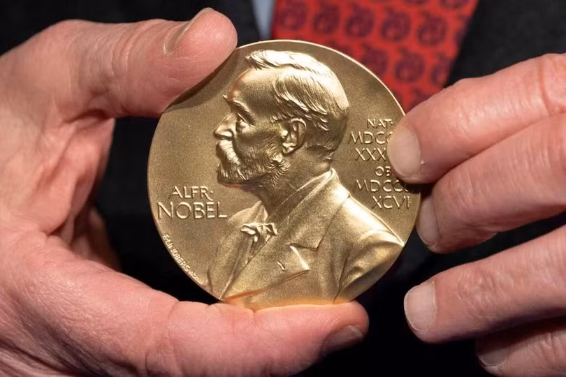 Cận cảnh huy chương Giải Nobel tại Viện Sức khỏe Quốc gia Mỹ (NIH) ở Bethesda, bang Maryland, ngày 8/12/2020. Ảnh: AP