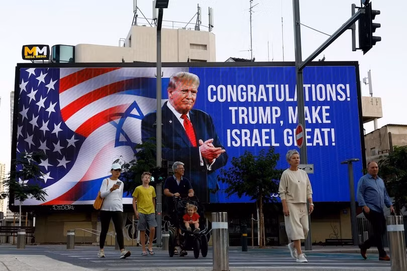 Tấm biển chúc mừng ông Trump tại Israel. Ảnh: Reuters.