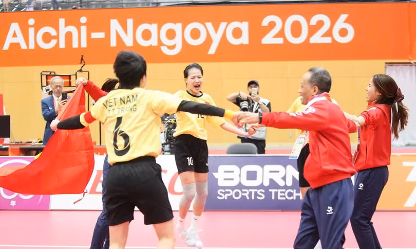 Đội tuyển cầu mây Việt Nam ăn mừng HC vàng đôi nữ ASIAD 2026 tại Nhà thi đấu Nagoya City Mizuho Park, tỉnh Aichi, Nhật Bản, sáng 29/9/2026. Ảnh: Quý Lượng