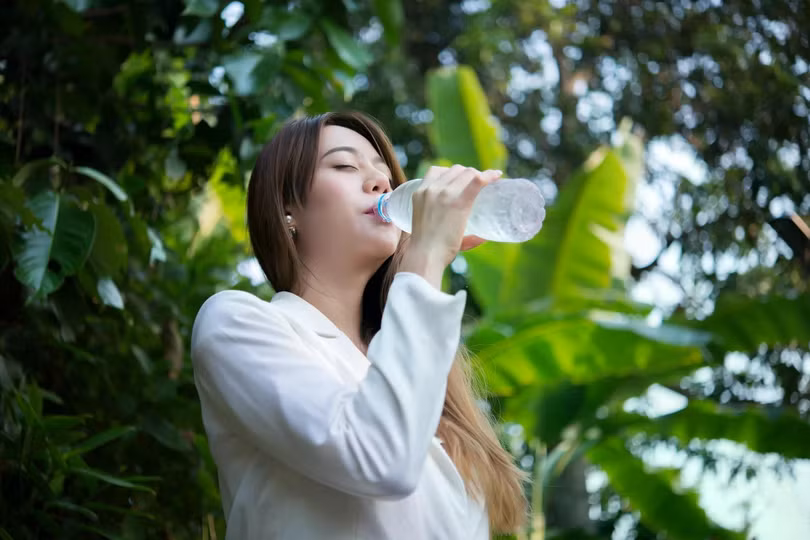 Ngay khi thức dậy, bạn nên uống nước lọc, sau đó có thể bổ sung nước dừa, nước cam, bưởi pha loãng. Ảnh: Freepik.