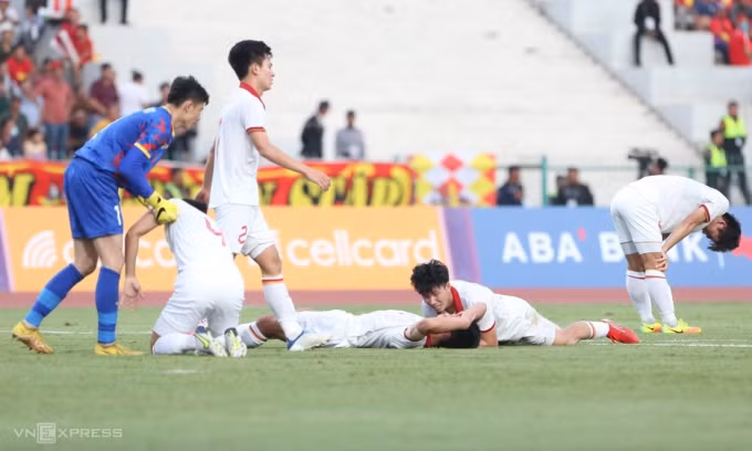 Cầu thủ Việt Nam đổ gục sau khi thủng lưới phút bù thứ sáu hiệp hai, trong trận thua Indonesia 2-3 ở bán kết bóng đá nam SEA Games 32 trên sân Olympic, Campuchia ngày 13/5/2023. Ảnh: Hiếu Lương