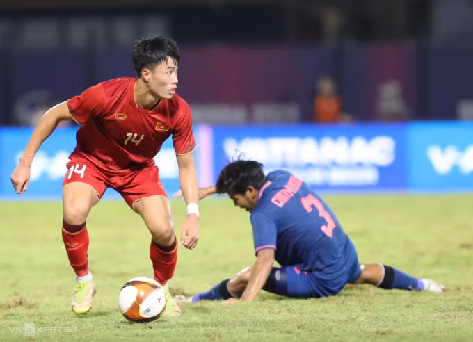 Nguyễn Văn Trường (áo đỏ) lừa qua đối phương trong trận Việt Nam hòa Thái Lan 1-1 ở vòng bảng SEA Games 32, tại sân Visakha, Campuchia ngày 11/5/2023. Ảnh: Lâm Thỏa
