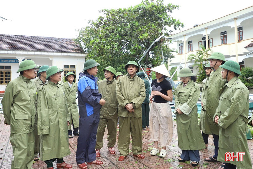 Chủ tịch UBND tỉnh Võ Trọng Hải kiểm tra tại Trường Tiểu học Sơn Long (xã Tứ Mỹ).