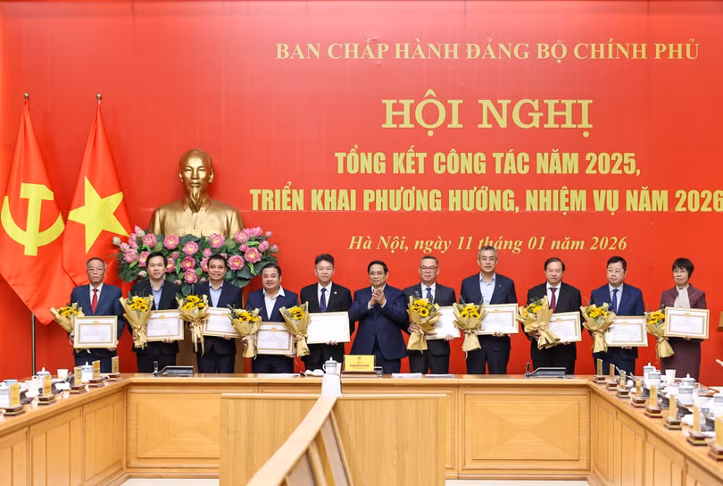 Bí thư Đảng uỷ Chính phủ, Thủ tướng Phạm Minh Chính trao bằng khen của Đảng uỷ Chính phủ tặng các tổ chức đảng và cán bộ, đảng viên có thành tích xuất sắc - Ảnh: VGP/Nhật Bắc