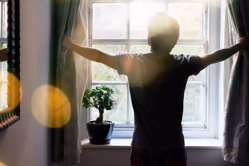 Uống nước khi thức dậy kích thích sự tỉnh táo (Ảnh: Getty).