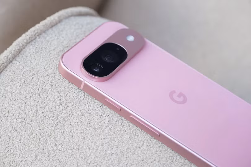 Mặt lưng của Pixel 9 vẫn nổi bật với thanh camera nằm ngang thân máy (Ảnh: The Verge).