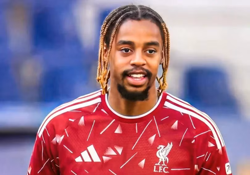 Liverpool cũng hoàn tất thương vụ đáng chú ý nhất hè này khi mang về Bradley Barcola với mức giá 140 triệu euro, tính cả các khoản phụ phí. Nếu hoàn tất, tiền đạo người Pháp sẽ là "bom tấn" vượt mốc 100 triệu euro thứ ba của Liverpool trong vòng một năm qua, sau Alexander Isak và Hugo Ekitike.