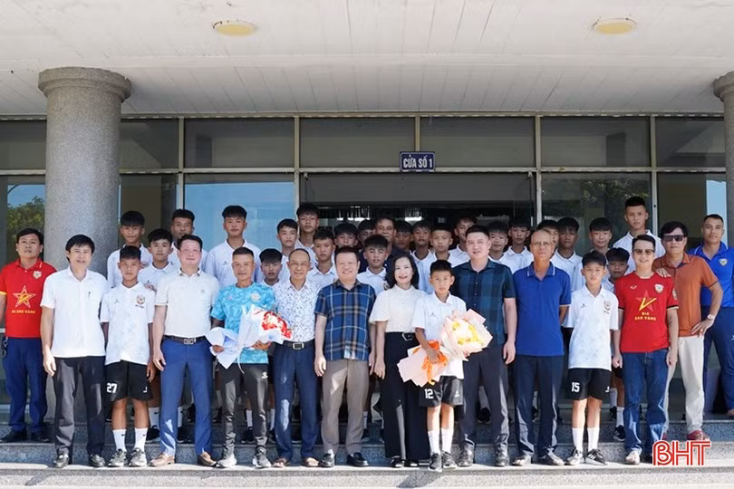 cac-thanh-vien-doi-tuyen-u13-ha-tinh-chup-anh-luu-niem-cung-ban-huan-luyen-phu-huynh-va-cac-don-vi-tai-tro-sau-buoi-le-dong-vien-the-hien-tinh-than-doan-ket-va-quyet-tam-truoc-them-vong-chung-ket.jpg