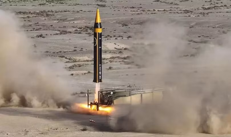 Tên lửa Iran rời bệ phóng trong thử nghiệm vào tháng 5/2023. Ảnh: AP