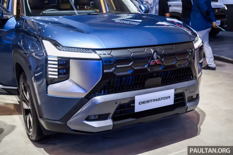 Tương tự Xforce, mẫu SUV hạng C này sở hữu cụm đèn trước LED với đèn viền ban ngày dạng chữ T, kết nối trực tiếp với lưới tản nhiệt tổ ong với bề mặt acrylic trong suốt.