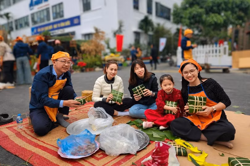 cong-nhan-goi-banh-chung-cropped.jpg