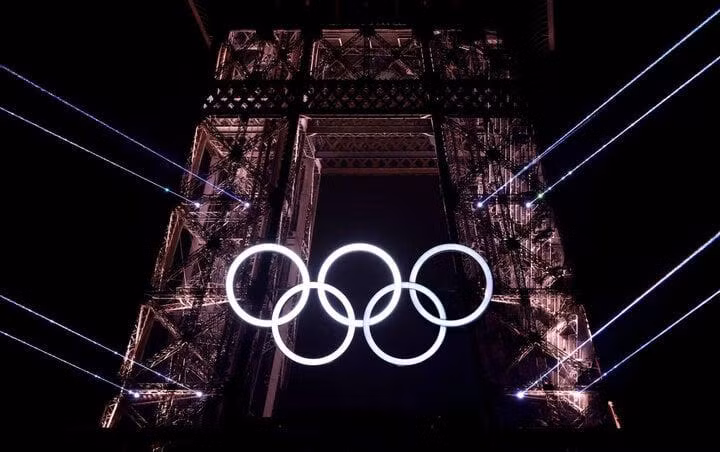 Vòng tròn Olympic xuất hiện trên tháp Effiel.
