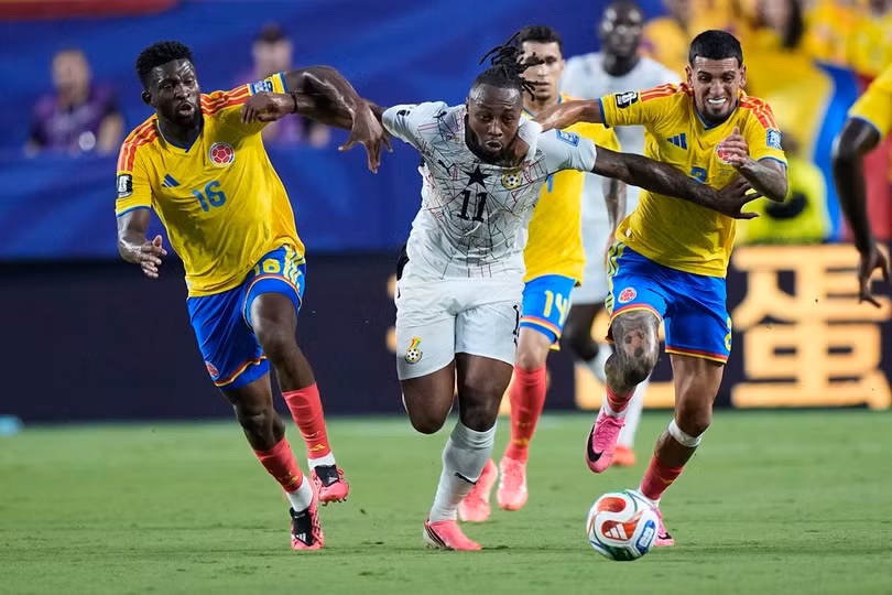 Antoine Semenyo (trái) tranh bóng với Jefferson Lerma (giữa) và Daniel Munoz trong trận Ghana thua Colombia 0-1 ở vòng 1/16 World Cup 2026 trên sân Arrowhead, Kansas City, bang Missouri, Mỹ ngày 3/7/2026. Ảnh: AP
