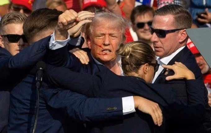 Cựu tổng thống Donald Trump trong vòng bảo vệ của mật vụ Mỹ tại sự kiện tranh cử ở Butler, bang Pennsylvania ngày 13/7. Ảnh: AFP