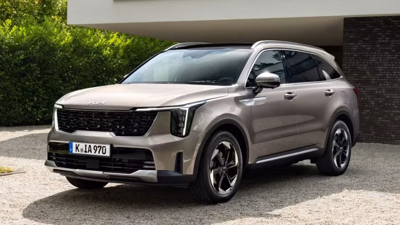 Các đại lý Kia tại Việt Nam đã bắt đầu nhận đặt cọc cho mẫu Sorento mới, có thể ra mắt từ quý II. Đây là bản nâng cấp giữa vòng đợi với thiết kế mới, thừa hưởng từ đàn anh EV9. Tại quê nhà Hàn Quốc, Sorento facelift có cabin mới, tích hợp nhiều nút cảm ứng và tăng tính năng hỗ trợ người dùng. Ảnh: Kia.