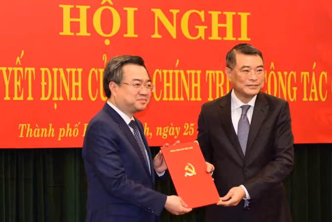 Trưởng ban Tổ chức Trung ương Lê Minh Hưng trao quyết định của Bộ Chính trị cho ông Nguyễn Thanh Nghị sáng 25/1. Ảnh: An Phương
