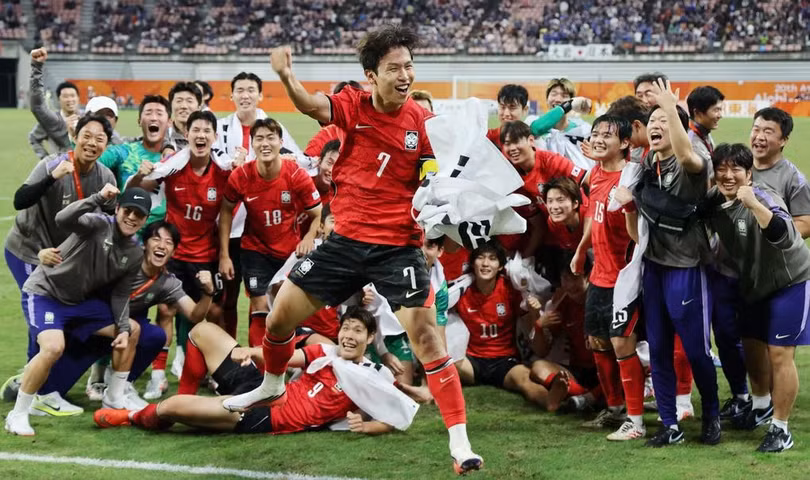 Tiền vệ Eom Ji-sung (7) của Hàn Quốc ăn mừng cùng toàn đội sau khi giành HC vàng chung kết bóng đá nam ASIAD 2026, trên sân Toyota, Nhật Bản ngày 3/10/2026. Ảnh: Yonhap