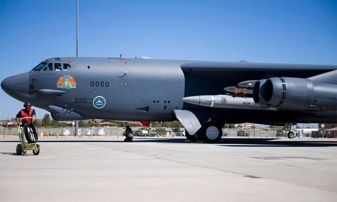 Nguyên mẫu tên lửa AGM-183A trên oanh tạc cơ B-52H tại căn cứ không quân Edwards tháng 8/2020. Ảnh: USAF