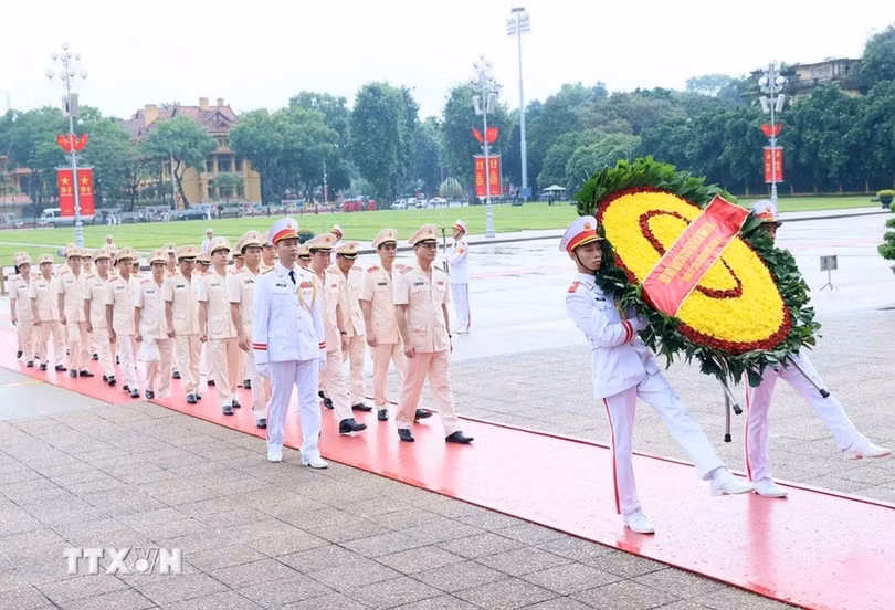 Đoàn đại biểu Đảng ủy Công an Trung ương - Bộ Công an vào Lăng viếng Chủ tịch Hồ Chí Minh.