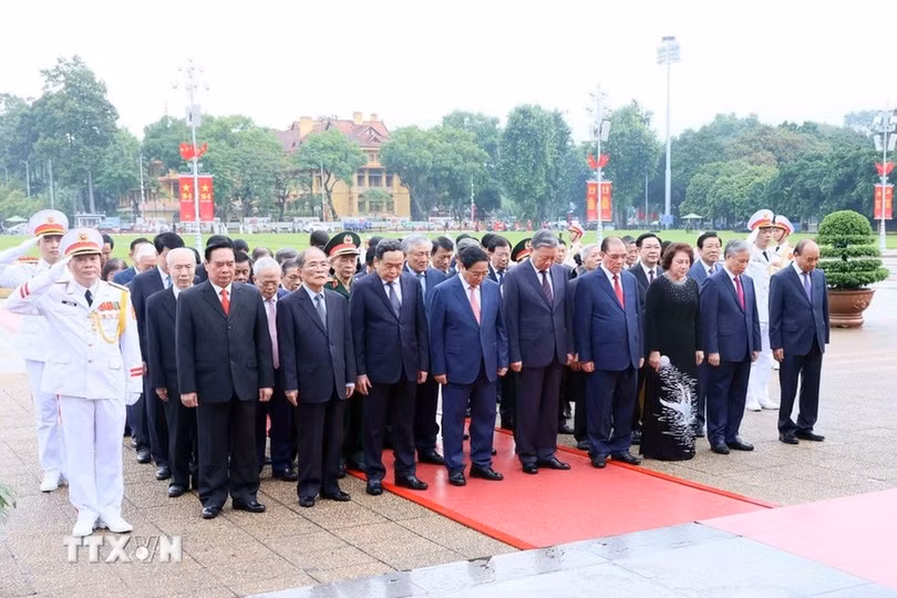 Các vị lãnh đạo, nguyên lãnh đạo Đảng, Nhà nước tưởng nhớ Chủ tịch Hồ Chí Minh.