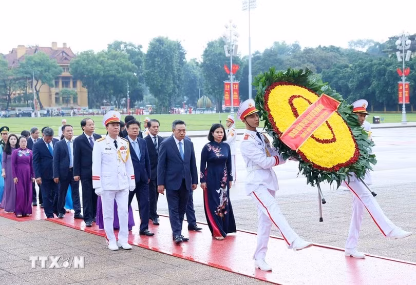 Đoàn đại biểu Thành ủy, Hội đồng nhân dân, Ủy ban nhân dân, Ủy ban MTTQ Việt Nam thành phố Hà Nội vào Lăng viếng Chủ tịch Hồ Chí Minh.