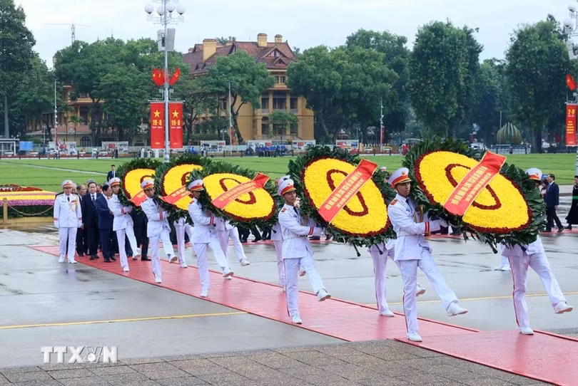 Các vị lãnh đạo, nguyên lãnh đạo Đảng, Nhà nước đặt vòng hoa và vào Lăng viếng Chủ tịch Hồ Chí Minh.