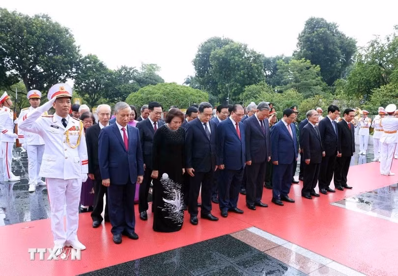 Đoàn đại biểu Ban Chấp hành Trung ương Đảng, Quốc hội, Chủ tịch nước, Chính phủ, Ủy ban Trung ương MTTQ Việt Nam, cùng các bộ, ngành và thành phố Hà Nội tới đặt vòng hoa tưởng niệm các anh hùng liệt sĩ tại Đài tưởng niệm các Anh hùng liệt sĩ (đường Bắc Sơn, Hà Nội).