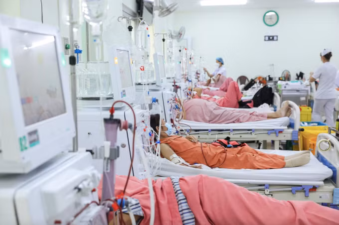 Bệnh nhân chạy thận nhân tạo tại Bệnh viện Thống Nhất, TP HCM. Ảnh: Phùng Tiên
