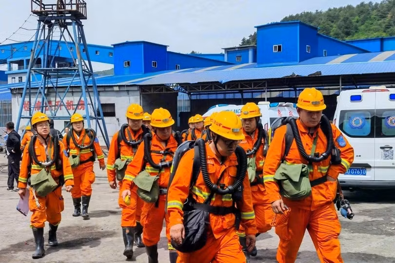 Đội cứu hộ đến hiện trường vụ tai nạn hầm mỏ ở Sơn Tây. Ảnh: Xinhua