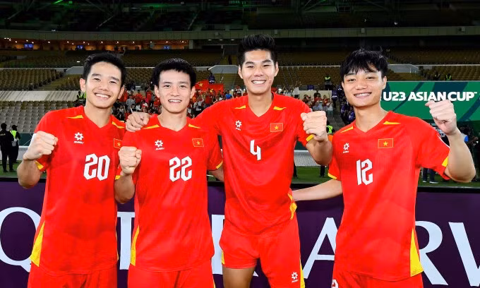 Võ Anh Quân, Nguyễn Thanh Nhàn, Nguyễn Hiểu Minh và Nguyễn Xuân Bắc chụp ảnh mừng sau trận Việt Nam thắng UAE ở tứ kết U23 châu Á trên sân Prince Abdullah Al-Faisal, thành phố Jeddah, Arab Saudi tối 16/1/2026. Ảnh: AFC