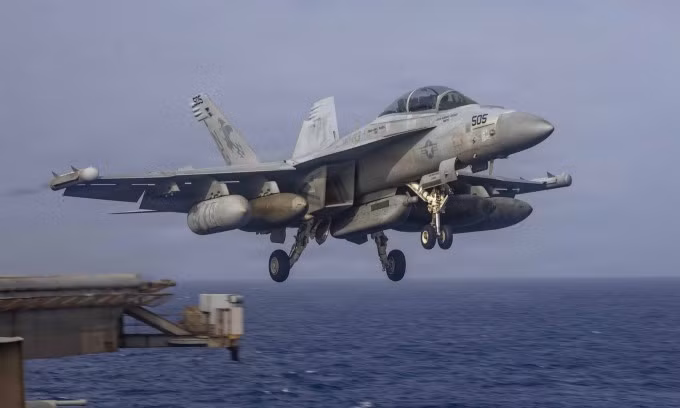 Tiêm kích tác chiến điện tử EA-18G cất cánh từ tàu sân bay USS Abraham Lincoln hôm 21/5. Ảnh: US Navy